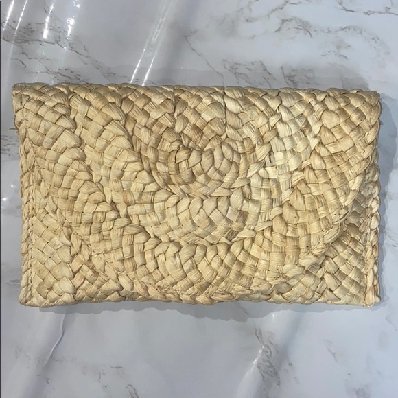 Handbags - Straw Clutch